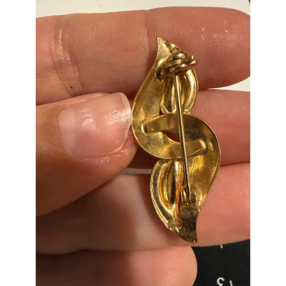 Vintage‎ Gold Tone Rhinestone Swirl Brooch Elegant Ribbon Pin Costume Jewelry